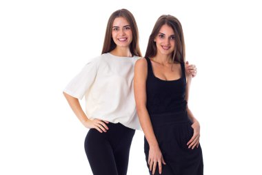 İki genç kadın kucaklayan