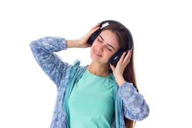 Kulaklıklı genç kadın.