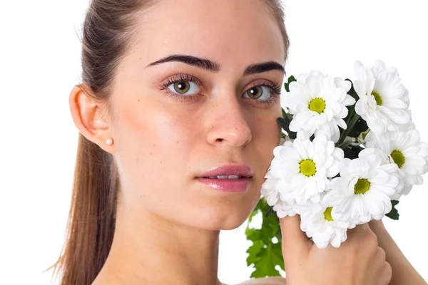 若い女性の持ち株の白い花 — ストック写真