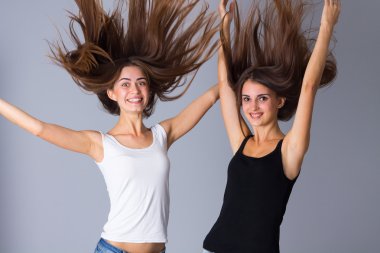 iki genç kadın atlama