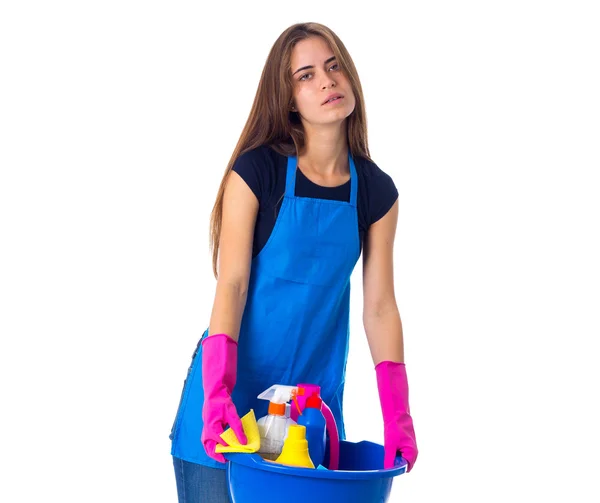 Femme tenant des choses de nettoyage dans un lavabo — Photo