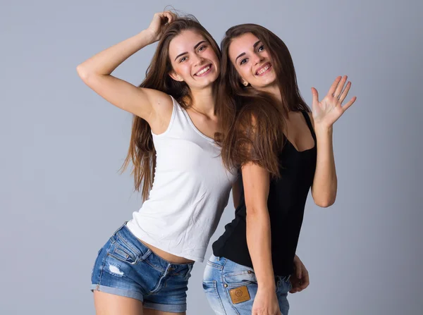 Két fiatal nők átfogó — Stock Fotó