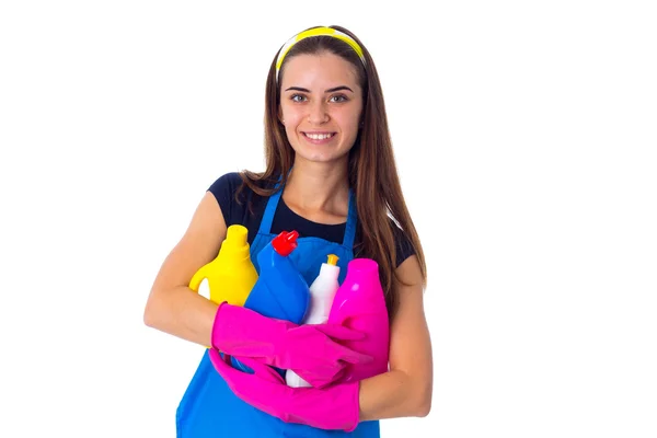 Mulher de avental segurando um detergente — Fotografia de Stock