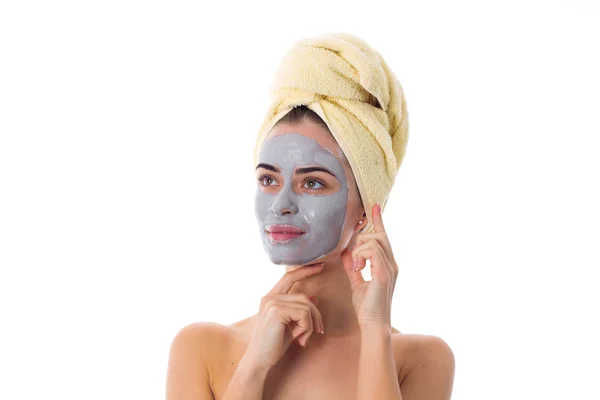 여자 그녀의 머리와 그녀의 얼굴에 화장품 마스크에 수건으로 — 스톡 사진