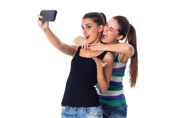 Duas jovens mulheres fazendo selfie — Fotografia de Stock