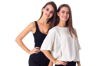 Ayakta ve gülümseyen iki genç kadın