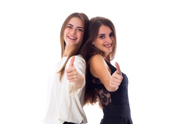İki genç kadın gösteren başparmak yukarıya