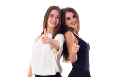 İki genç kadın gösteren başparmak yukarıya