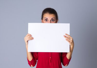 Beyaz kağıdın tutan kadın