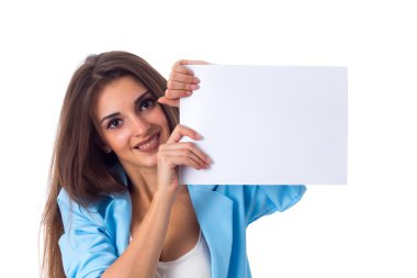 Beyaz kağıdın tutan kadın