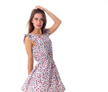 Kadın elbiseli kafasında elini tutarak