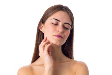 uzun kahverengi saçlı genç kadın