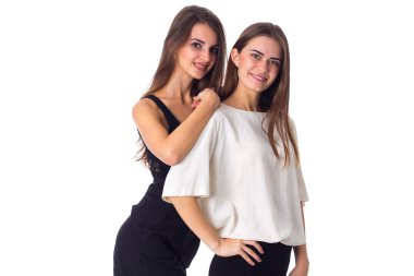 İki genç kadın kucaklayan
