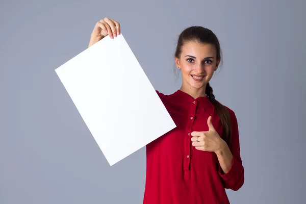 Donna in possesso di foglio bianco di carta — Foto Stock