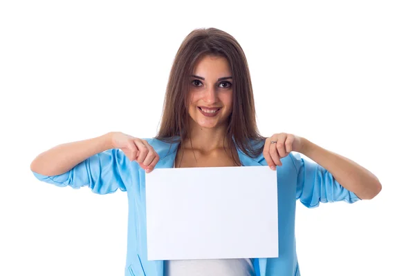 Mujer sosteniendo hoja blanca de papel — Foto de Stock