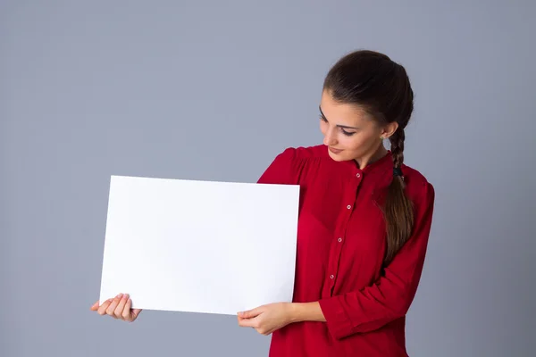 Mulher segurando folha branca de papel — Fotografia de Stock