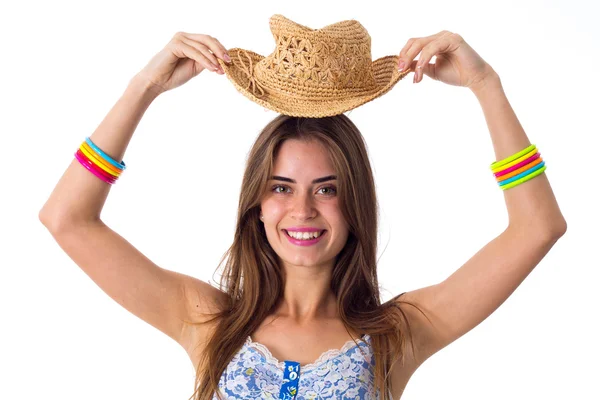 Leende kvinna som håller hennes hatt — Stockfoto