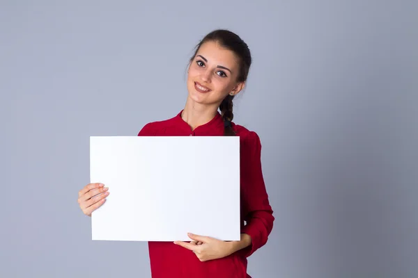 Mujer sosteniendo hoja blanca de papel —  Fotos de Stock