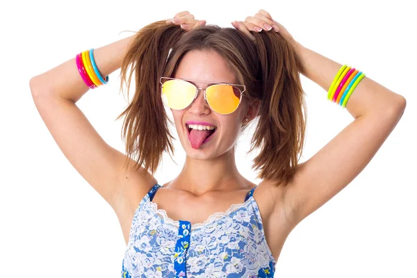 Mujer en gafas de sol haciendo colas de caballo y mostrando la lengua — Foto de Stock