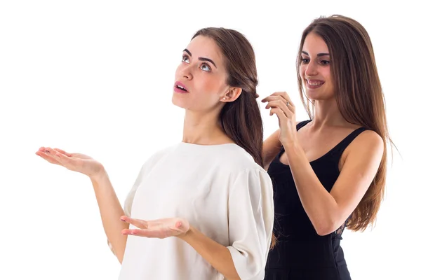 One woman making another one a plait — Stock Photo, Image