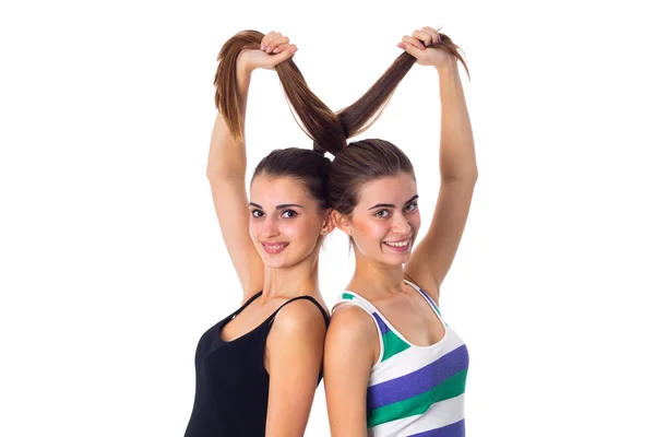 Δύο νεαρές γυναίκες κρατώντας τα μαλλιά τους — Φωτογραφία Αρχείου