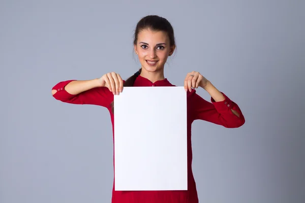 Жінка тримає білий аркуш паперу — стокове фото