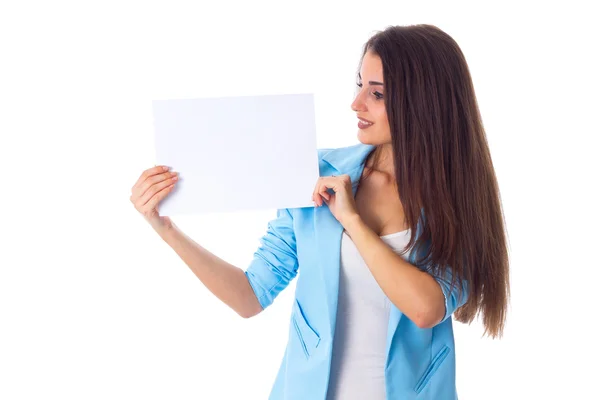 Mulher segurando folha branca de papel — Fotografia de Stock