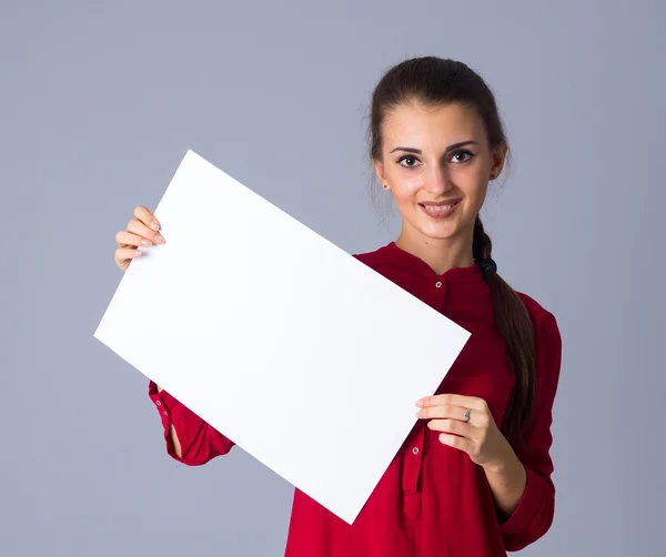 Kobieta trzyma białą kartkę papieru — Zdjęcie stockowe