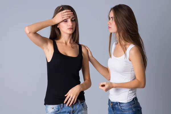 Una mujer se preocupa y otra la calma. — Foto de Stock