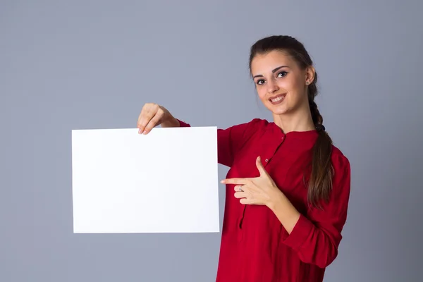 Mulher segurando folha branca de papel — Fotografia de Stock