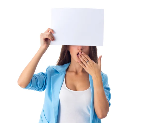 Mulher segurando folha branca de papel — Fotografia de Stock