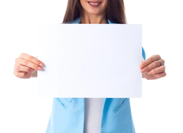 Mujer sosteniendo hoja blanca de papel — Foto de Stock