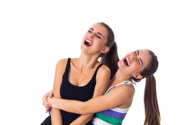 Deux jeunes femmes étreignant — Photo