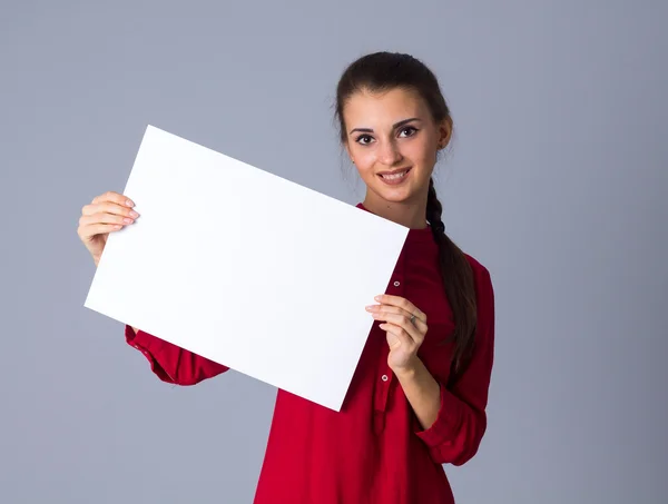 Femme tenant une feuille blanche de papier — Photo