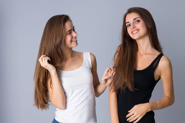 Two young women smiling — Stock Photo, Image