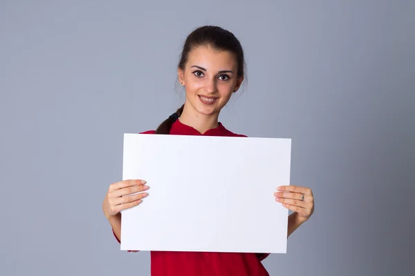 Mulher segurando folha branca de papel — Fotografia de Stock