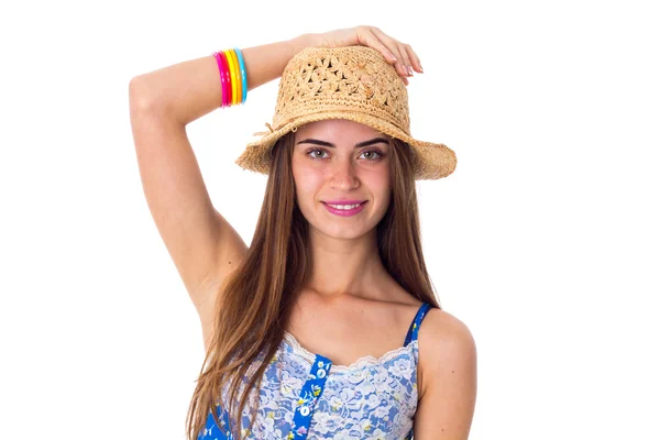 Kvinna i hatt håller handen på huvudet — Stockfoto