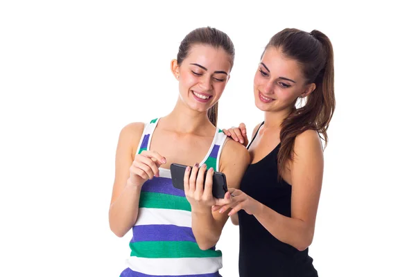 स्मार्टफ़ोन का उपयोग करने वाली दो युवा महिलाओं — स्टॉक फ़ोटो, इमेज