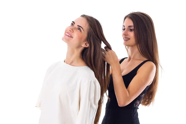 Una mujer haciendo de otra una trenza —  Fotos de Stock