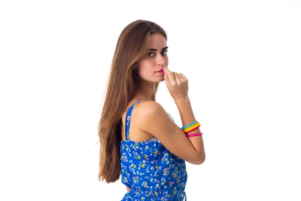 Mulher de t-shirt azul em pé lateralmente — Fotografia de Stock