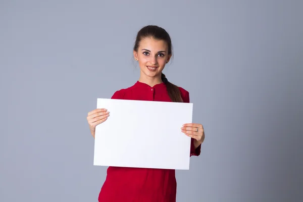 Femme tenant une feuille blanche de papier — Photo