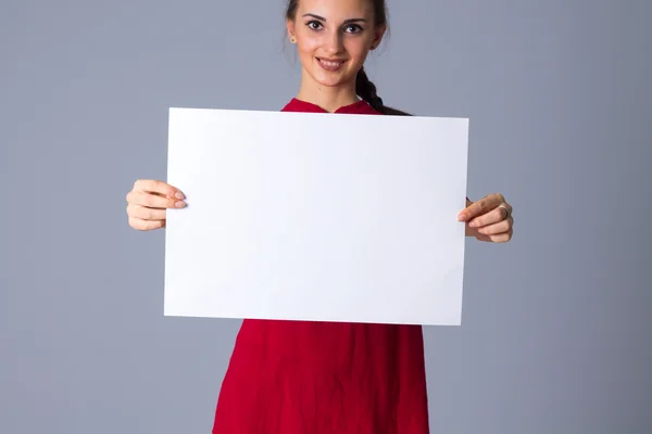Žena držící bílý list papíru — Stock fotografie