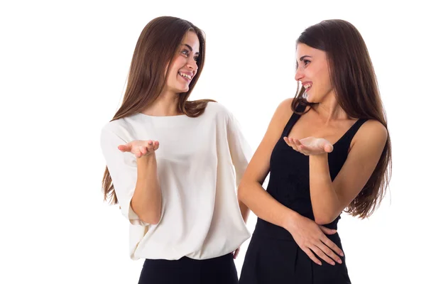 Två unga kvinnan talar — Stockfoto