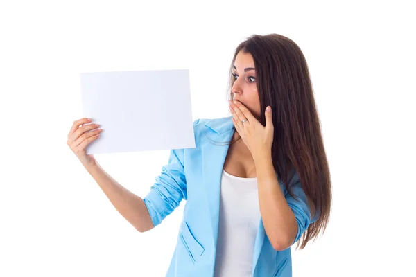 Женщина с белым листом бумаги — стоковое фото