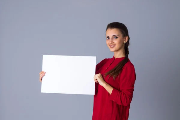 Vrouw met wit vel papier — Stockfoto