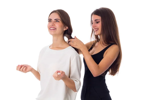 Una mujer haciendo de otra una trenza —  Fotos de Stock