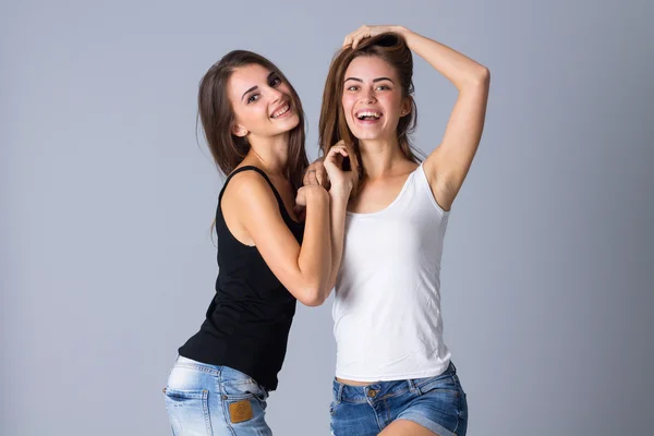 Duas mulheres jovens sorrindo — Fotografia de Stock