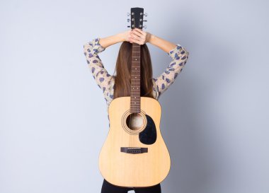 bir gitar tutan genç kadın