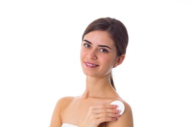 Pamuk tamponlarla kullanan genç kadın