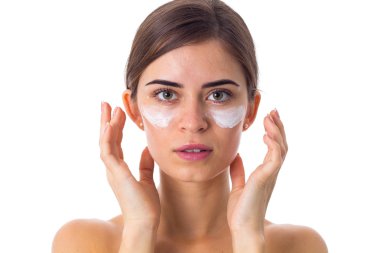 Krem kullanan genç kadın